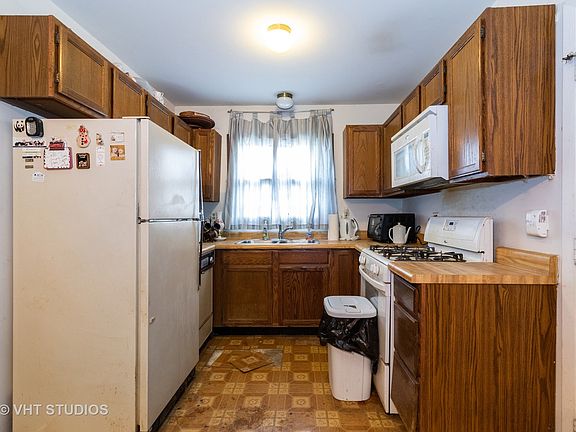 4th image of 23W459 Greenbriar Dr