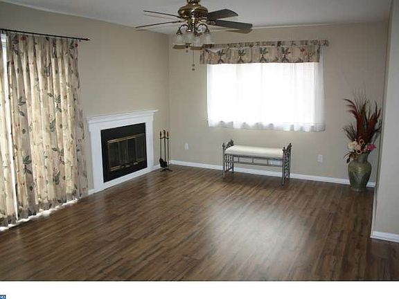 3rd image of 13 Greenridge Cir