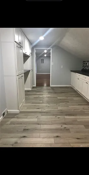 437 Saint Claire St #B — Photo 3