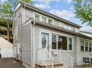 11 Pearce Pl, Great Neck, NY 11021