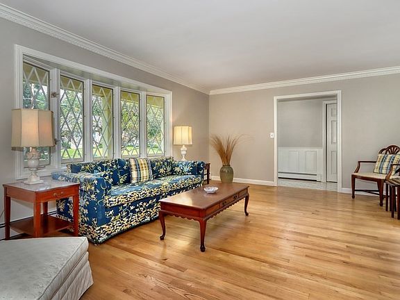 4th image of 26 Barberry Ln