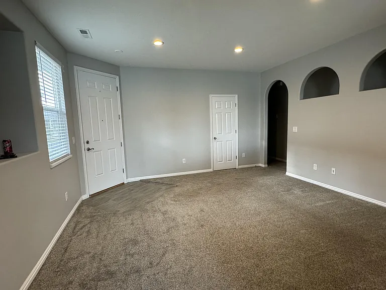 1065 W Haworth Dr — Photo 4