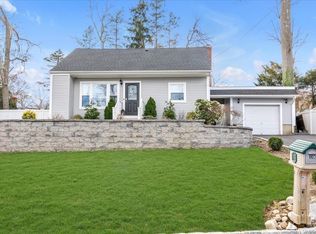 10 Kellum St, Huntington Station, NY 11746