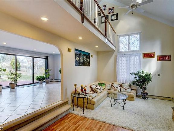 5th image of 26 Wilshire Dr