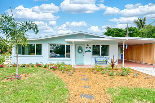 1315 NE Flora Pl Photo 1
