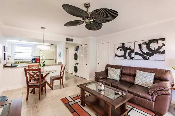 2 bed, 864 sqft, $10,350 — Photo 2