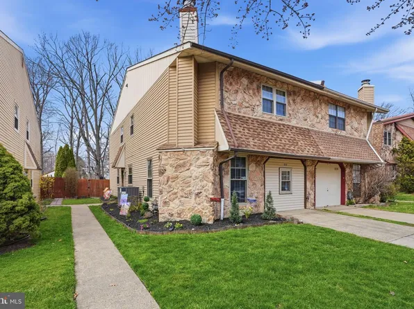 10228 Murty Ln, Philadelphia, PA 19116