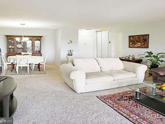 3rd image of 205 Yoakum Pkwy Unit 519