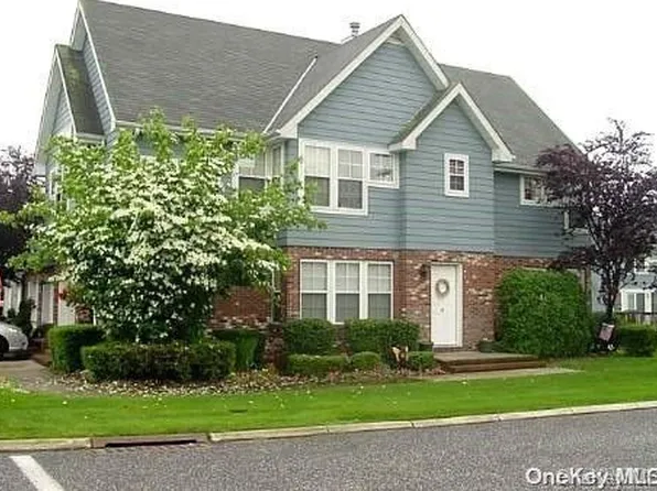 16-18 Maple Wing Drive #16-18, Central Islip, NY 11722