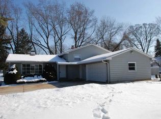 4722 Hilltop Dr, Wonder Lake, IL 60097