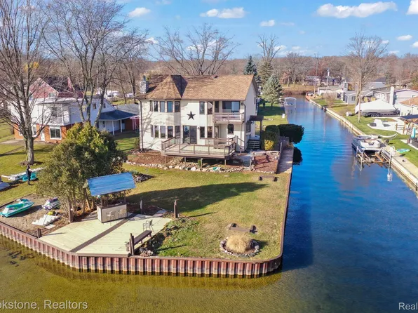 2995 Venice, Highland, MI 48356