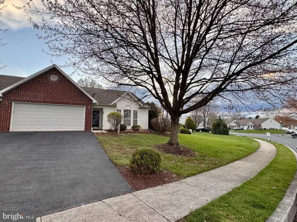 25 Greenfield Dr, Carlisle, PA 17015