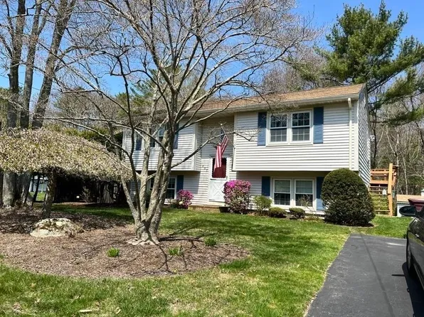 897 Tobey St, Acushnet, MA 02743