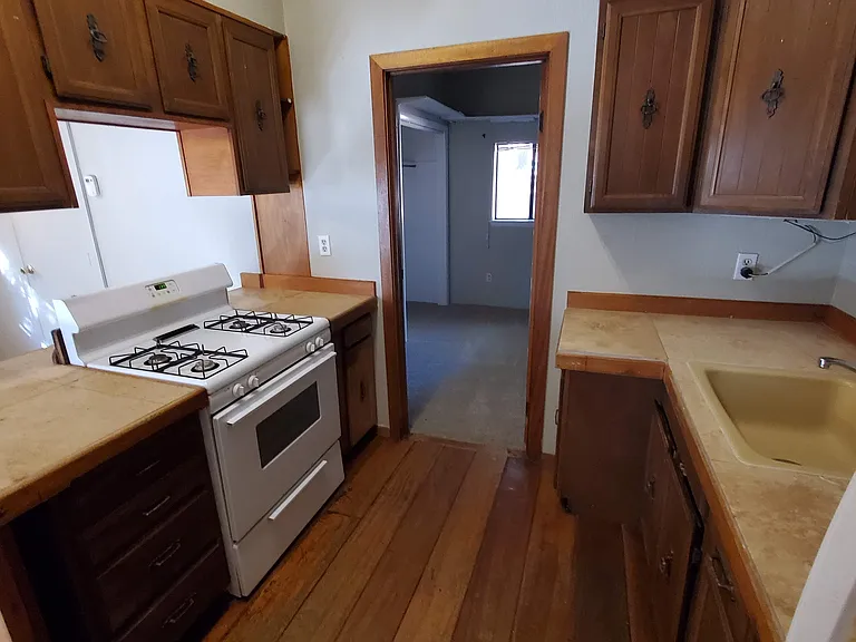 8695 Golden Ave — Photo 11