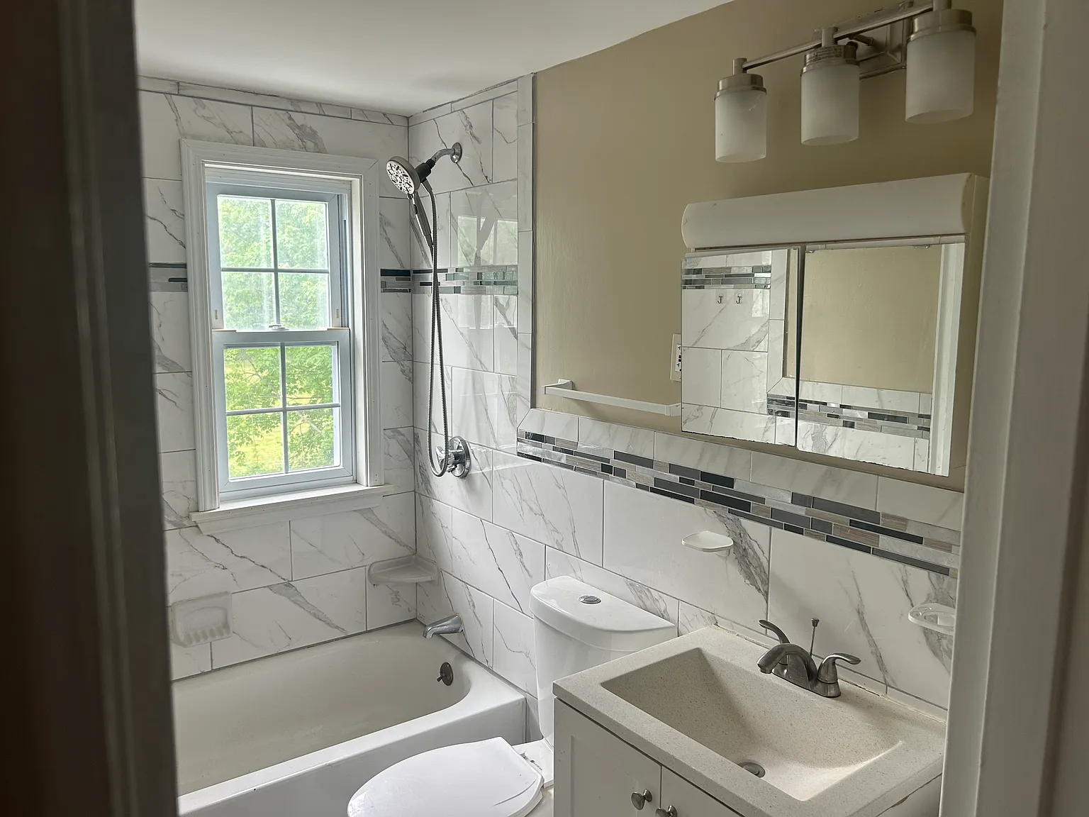 3 bed, 2300 sqft, $3,300 — Photo 4