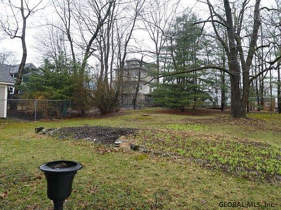 3rd image of 181 Woodlawn Ave