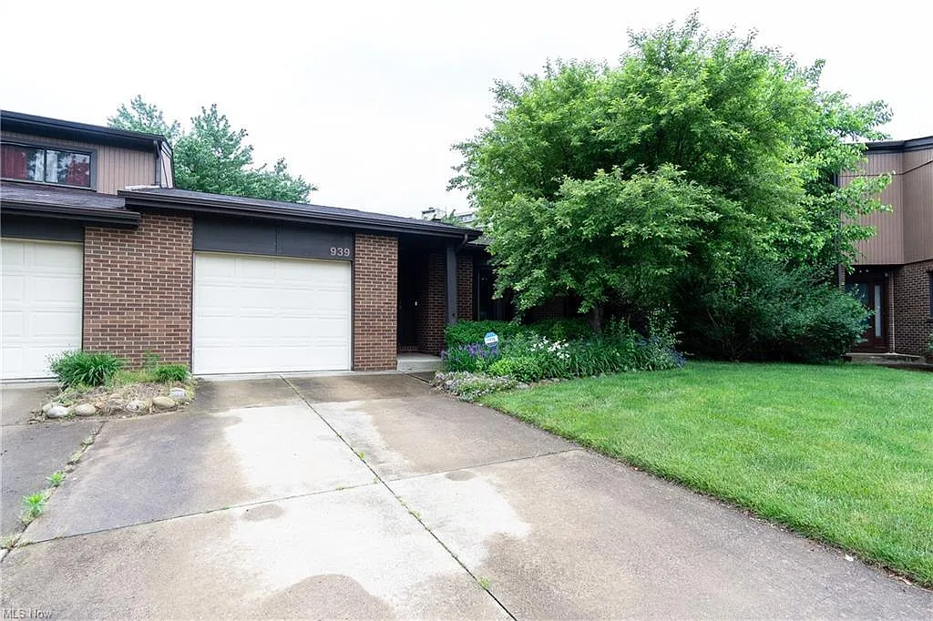 939 E Morningstar Dr photo 1