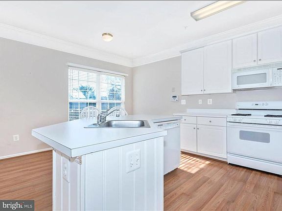 Kitchen w/ Center Island