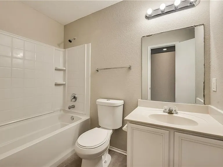 1512 Queens Brook Ln — Photo 21