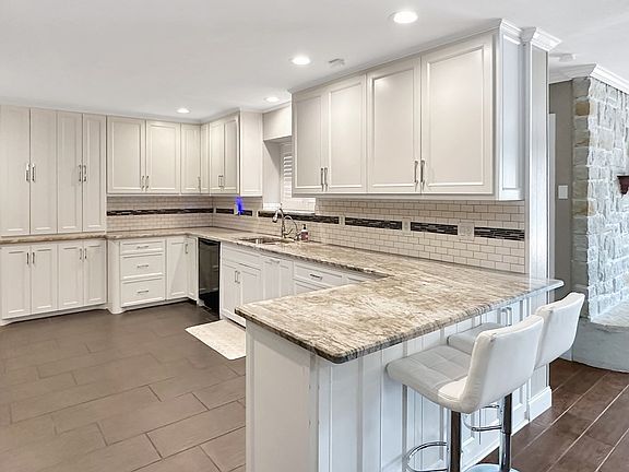 3rd image of 2606 Douglas Dr