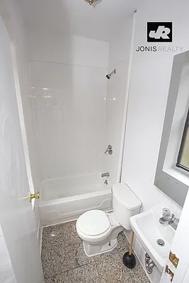 Rented by Jonis Realty | media 7