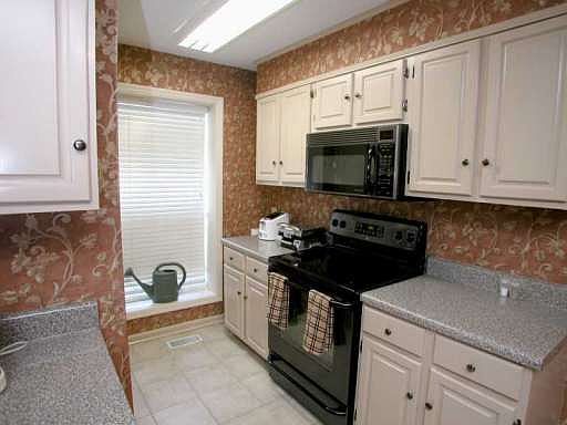 3rd image of 1085 Holly Dr