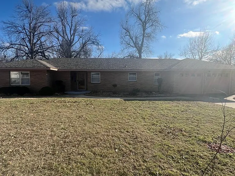 1404 Melrose Dr — Photo 2