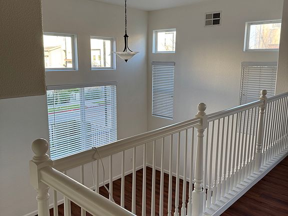 5th image of 2718 Holly St