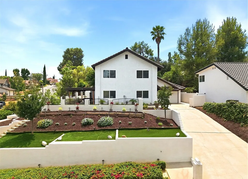 4 bed, 2.5 bath, 2265 sqft, $4,265 — Photo 2