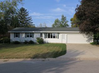 901 Pine Ridge Ct, Decorah, IA 52101