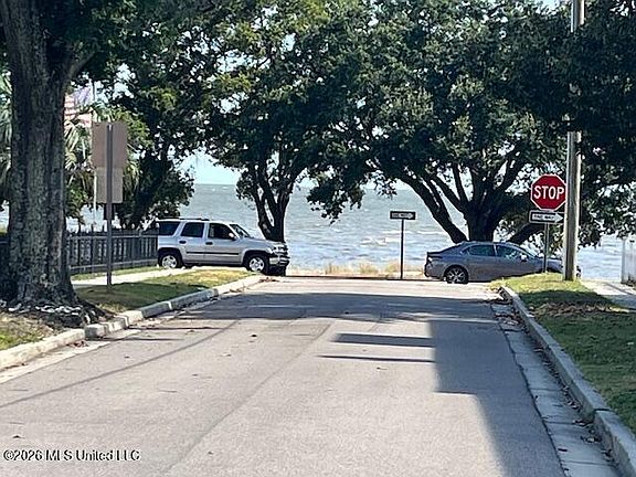 5th image of 112 Azalea Dr