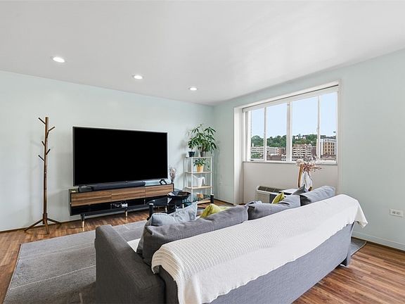 4th image of 128 N Craig St APT 909