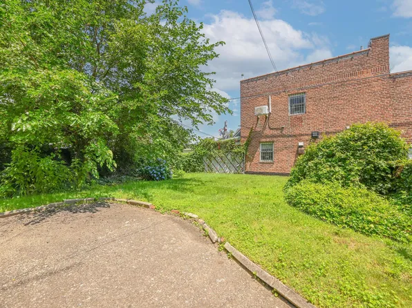 150-01 Horace Harding Boulevard image 12 of 17