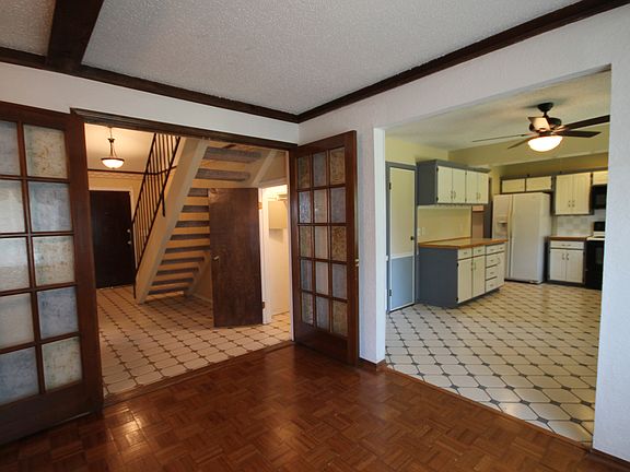 4th image of 408 S Bouziden Dr
