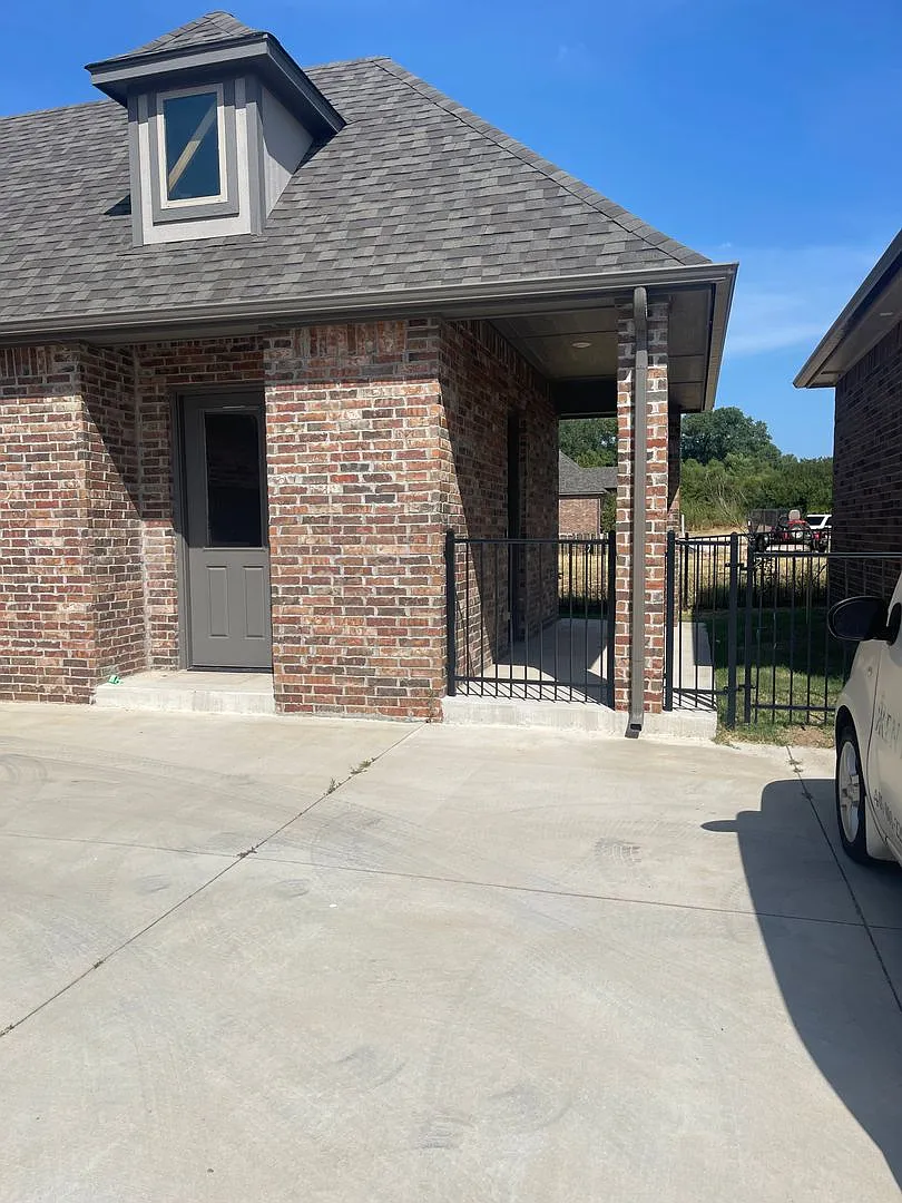 3 bed, 2.5 bath home in sought after gated community in NW Norman — Photo 2