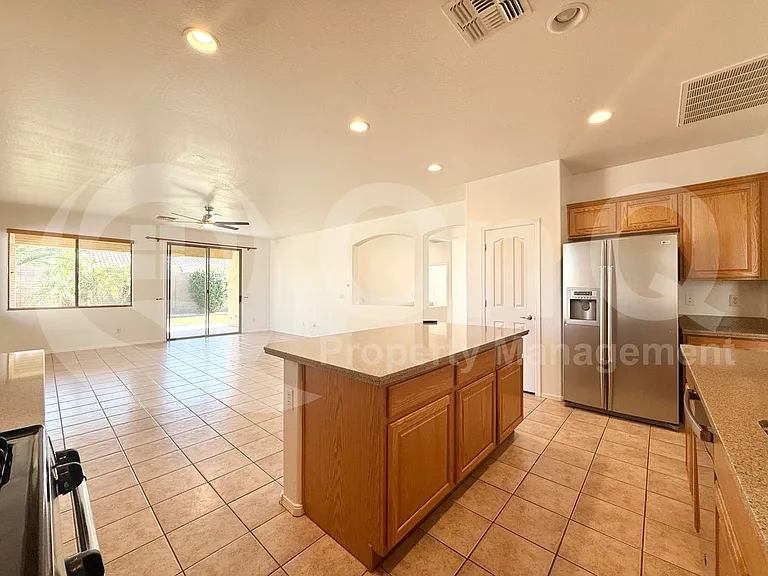 2135 E Grand Canyon Dr — Photo 4