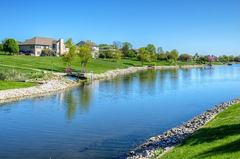 2nd image of 815 SE Southbranch Dr