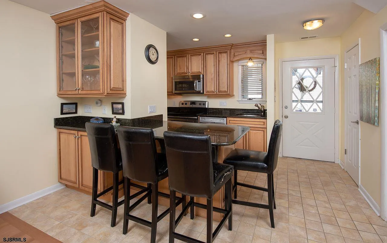 3 bed, 2.5 bath, $2,400 — Photo 4