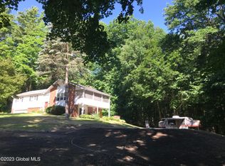 8 Spruce Cir, Ticonderoga, NY 12883