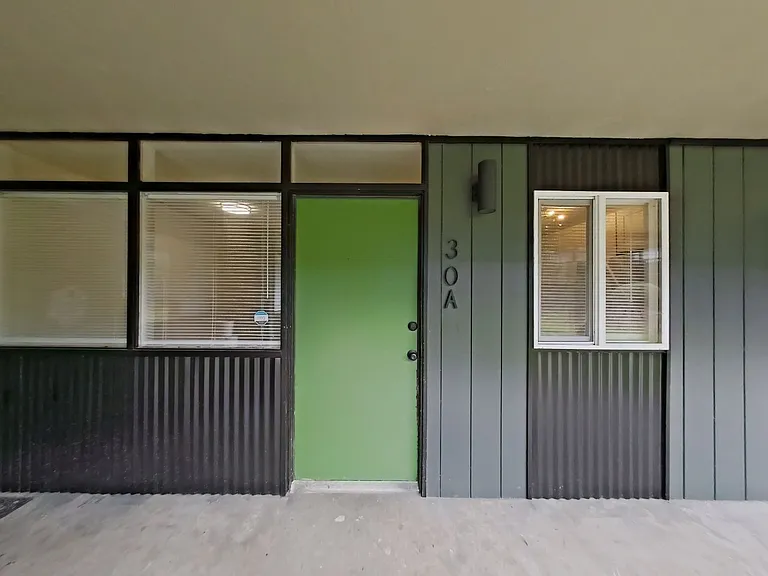 University Manor - Newly Renovated Units just a short walk from Campus! — Photo 17