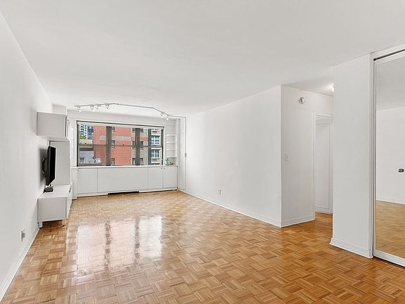 4th image of 201 E 28th St #8L