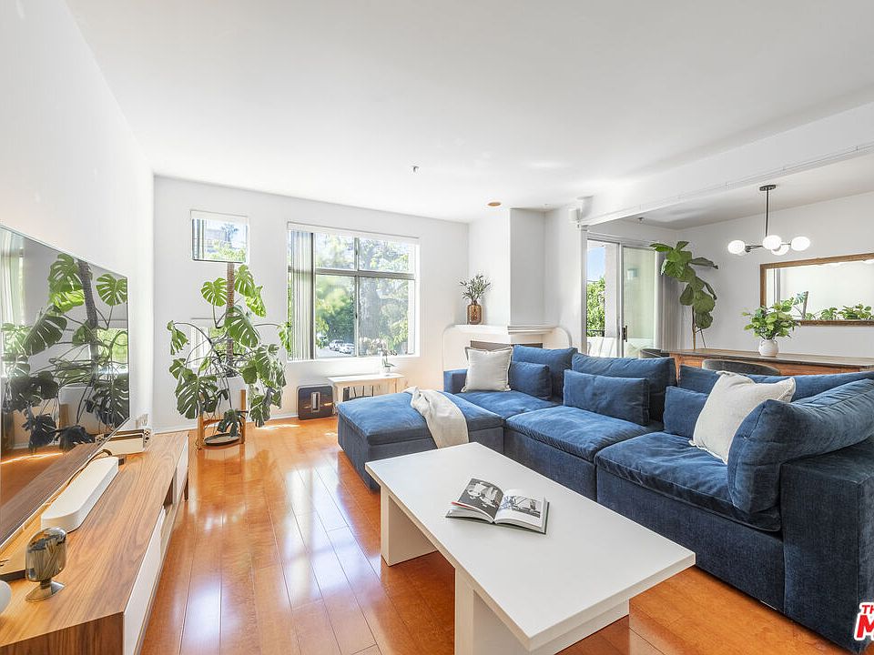 1st image of 12633 Moorpark St Unit 212