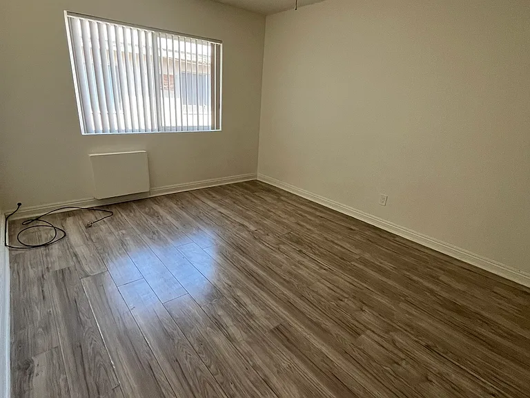 14612 Wyandotte St #9 — Photo 9