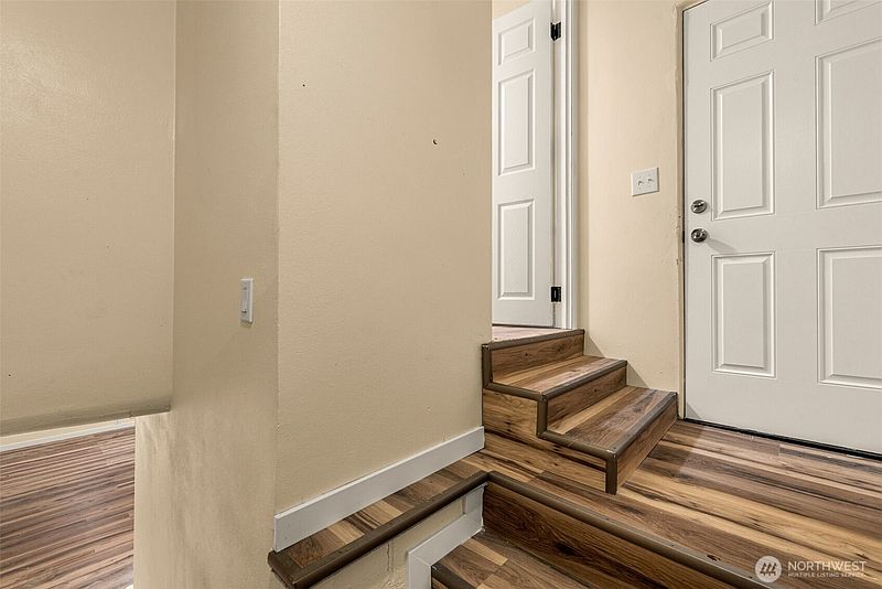 2nd image of 845 N Devon Ave