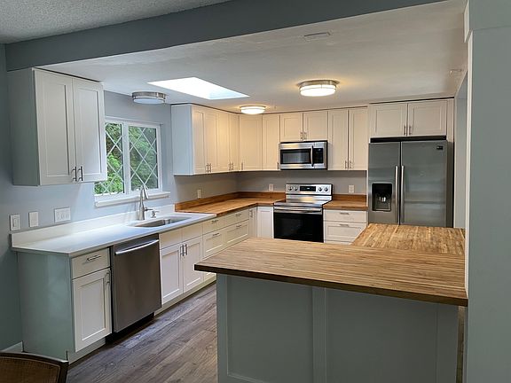 3rd image of 680 SW Ellerwood St