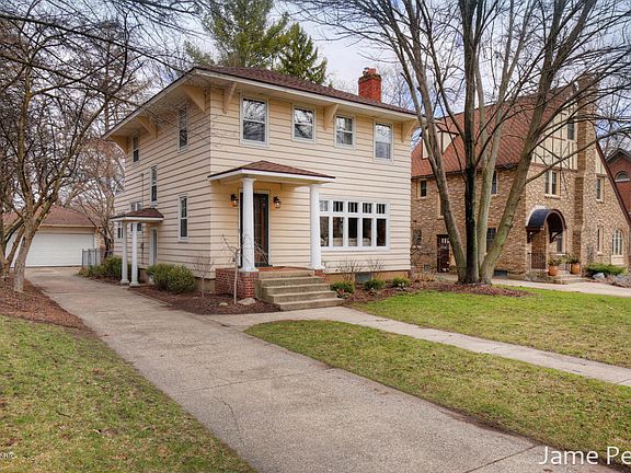 3rd image of 301 Aurora St SE