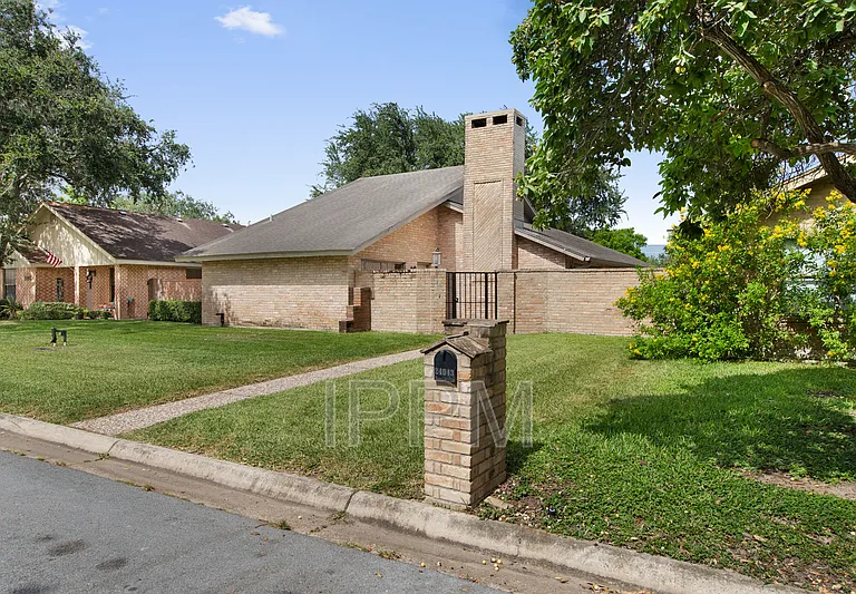 24043 Augusta Dr — Photo 2