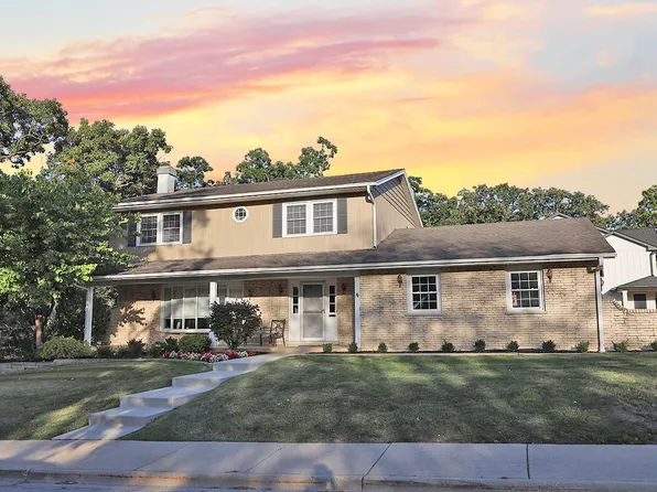100 E Hattendorf Ave, Roselle, IL 60172