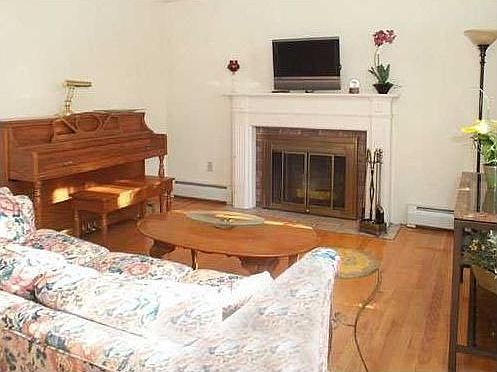 4th image of 8 Rosewood Dr