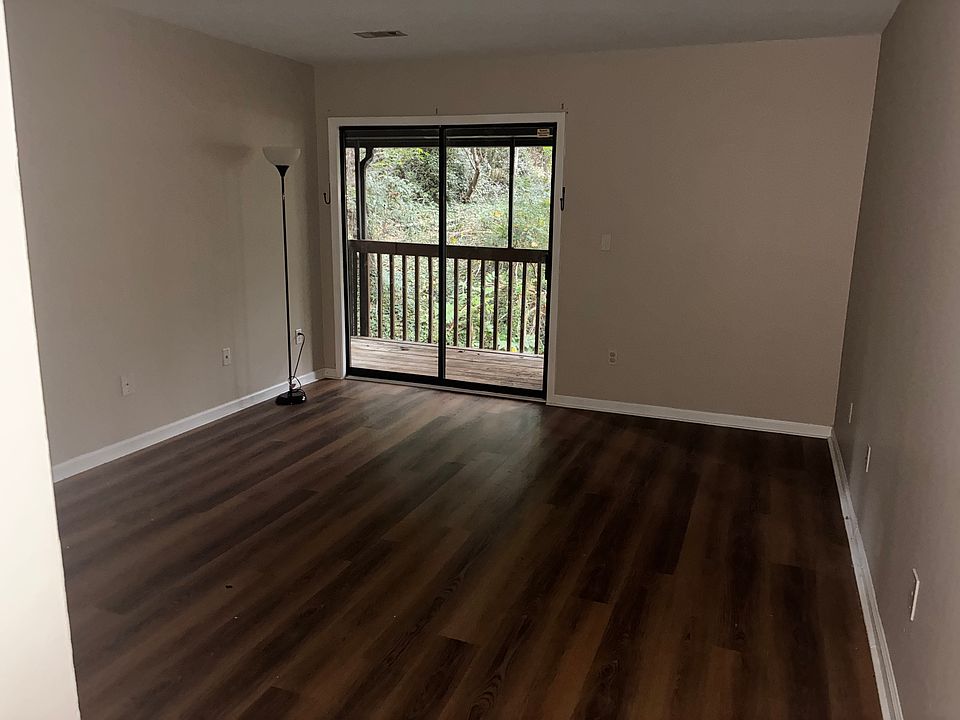 1st image of 137 Willow Ct APT 4